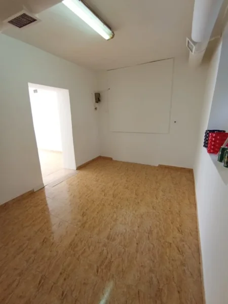 Tirane, jepet me qera dyqan Kati 0, 50 m² 500 € (Mihal Grameno)