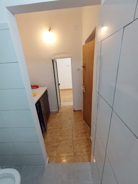 Tirane, jepet me qera dyqan Kati 0, 50 m² 500 € (Mihal Grameno)