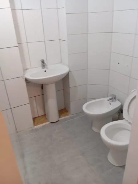 Tirane, jepet me qera dyqan Kati 0, 50 m² 500 € (Mihal Grameno)