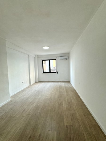 Tirane, jepet me qera apartament 1+1 (preferohet për zyra), Kati 1, 72m² 500 € (Rruga Qemal Stafa)