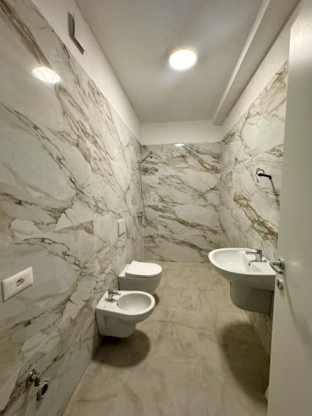 Tirane, jepet me qera apartament 1+1 (preferohet për zyra), Kati 1, 72m² 500 € (Rruga Qemal Stafa)