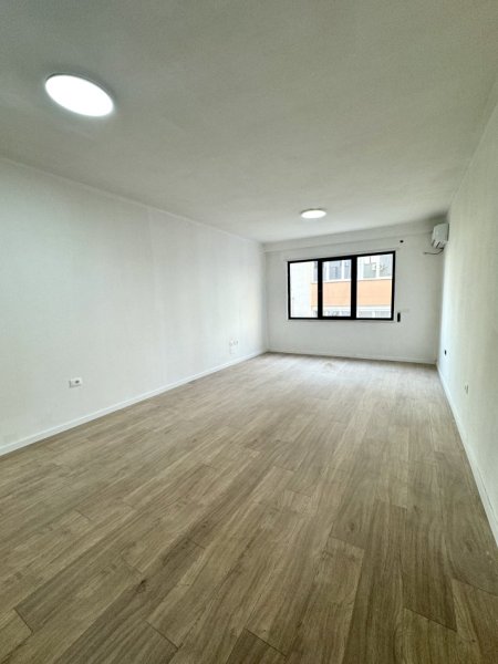 Tirane, jepet me qera apartament 1+1 (preferohet për zyra), Kati 1, 72m² 500 € (Rruga Qemal Stafa)