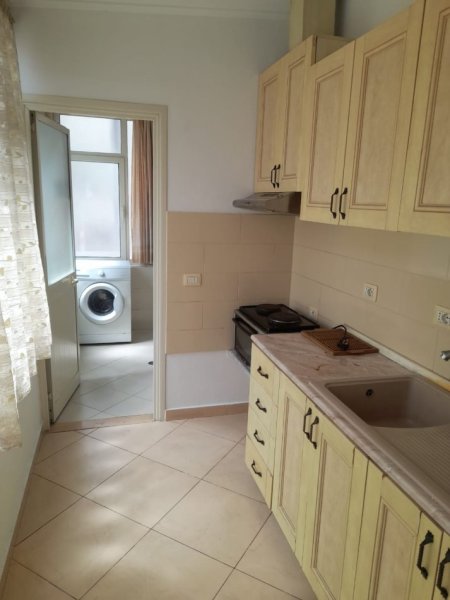 Tirane, jepet me qera apartament 2+1 Kati 1, 40 m² 350 € (Rruga e Dibres)