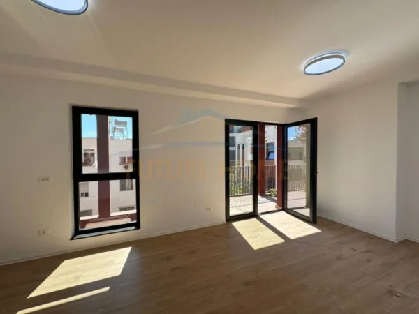 Tirane, jepet me qera zyre Kati 1, 100 m² 1.000 € (GARDEN BUILDING)