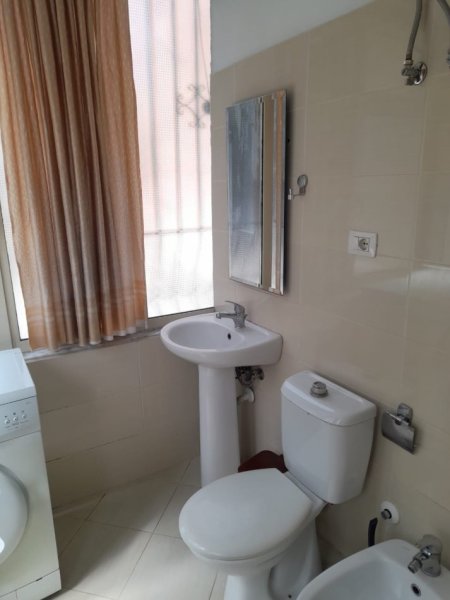 Tirane, jepet me qera apartament 2+1 Kati 1, 40 m² 350 € (Rruga e Dibres)