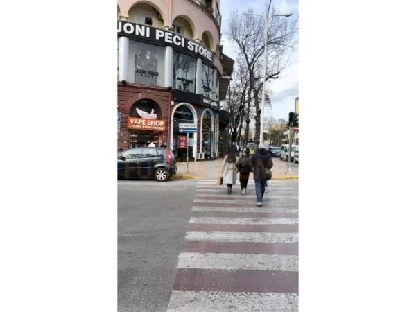 Tirane, jepet me qera ambjent biznesi Kati 0, 38 m² 1.300 € (SHALLVARET)