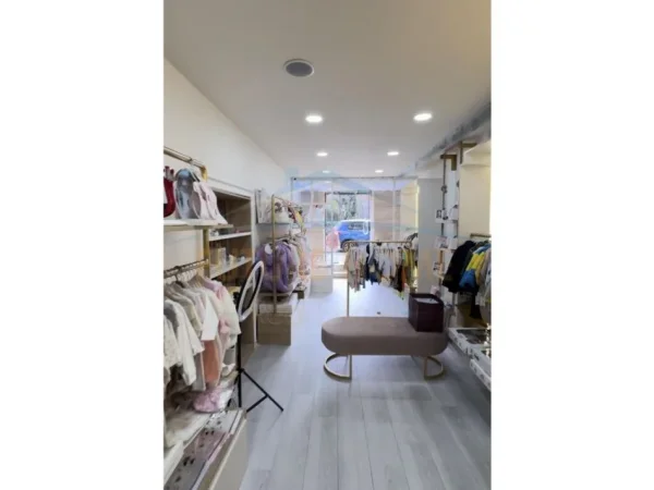 Tirane, jepet me qera ambjent biznesi Kati 0, 38 m² 1.300 € (SHALLVARET)