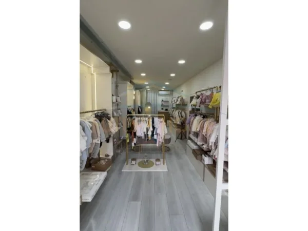 Tirane, jepet me qera ambjent biznesi Kati 0, 38 m² 1.300 € (SHALLVARET)