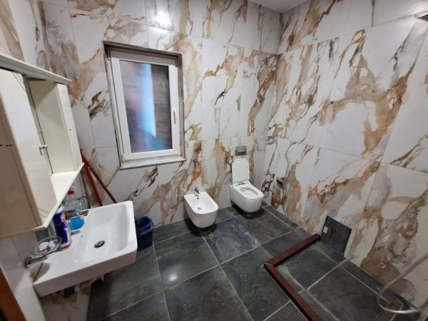 Tirane, jepet me qera apartament 2+1 Kati 1, 120 m² 500 € (Laprake)
