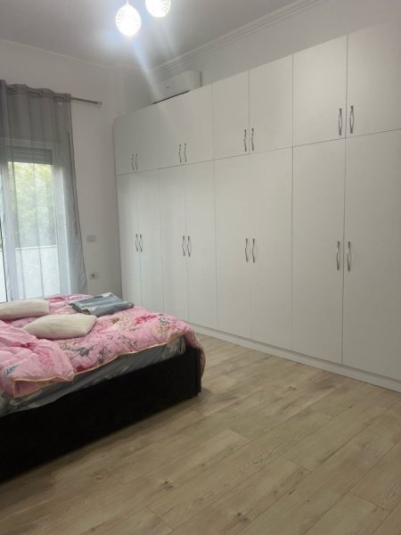 Tirane, jepet me qera 2+1+Ballkon Kati 2, 800 € (liqeni thate)