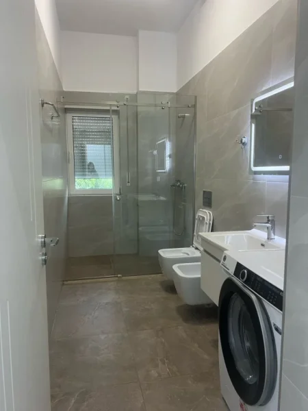 Tirane, jepet me qera 2+1+Ballkon Kati 2, 800 € (liqeni thate)