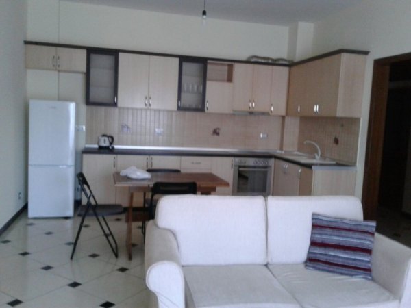 Tirane, jap me qera apartament 2+1+Ballkon Kati 2, 120 m² 350 € (SAUKU I VJETER)