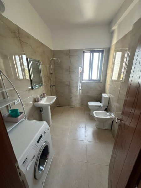 Tirane, jepet me qera Vile 1+1+Ballkon Kati 3, 70 m² 350 € (allias)