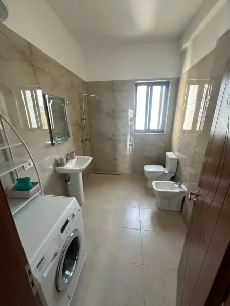 Tirane, jepet me qera Vile 1+1+Ballkon Kati 3, 70 m² 350 € (allias)