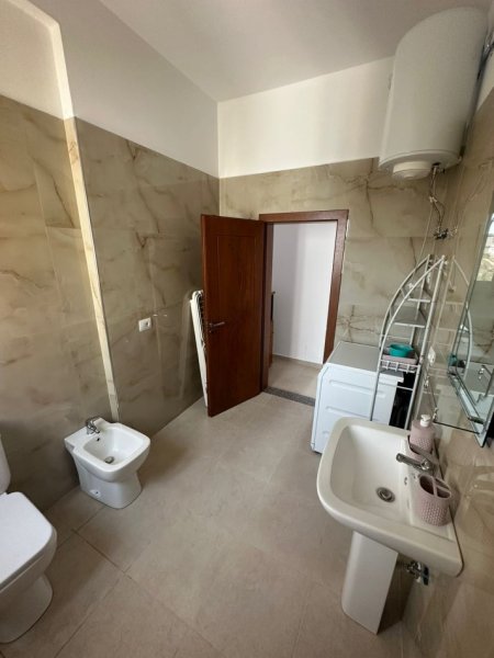 Tirane, jepet me qera Vile 1+1+Ballkon Kati 3, 70 m² 350 € (allias)