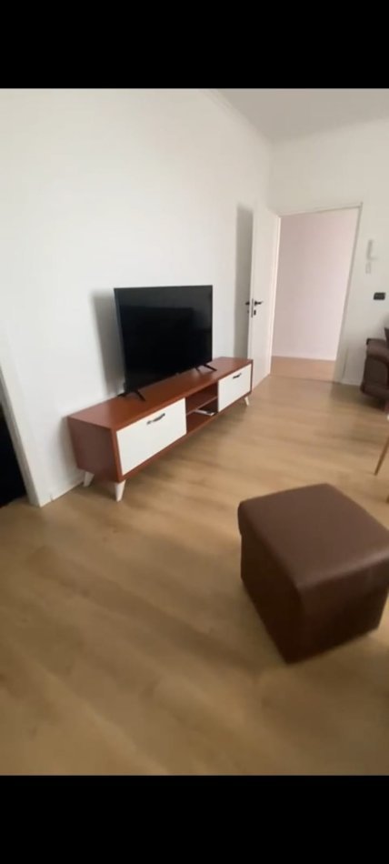 Tirane, jap me qera 1+1+Ballkon Kati 3, 100 m² 400 € (rr.dibres SPITALET QSUT)