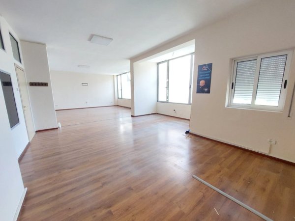 Durres, jepet me qera ambjent biznesi Kati 1, 170 m² 750 € (rr Mujo Ulqinaku, Durres)