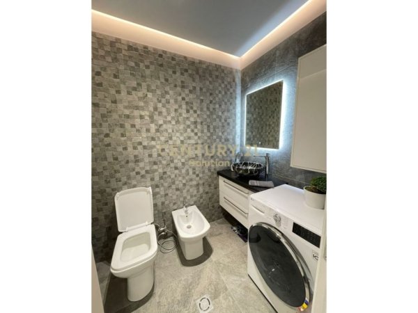 Tirane, jepet me qera 2+1+Aneks+Ballkon Kati 4, 113 m² 800 € (KOMUNA E PARISIT)