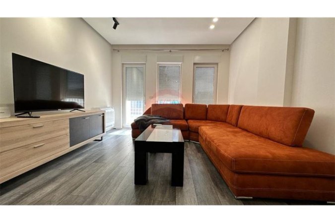 Tirane, jepet me qera apartament 2+1+Ballkon Kati 4, 100 m² 600 € (Frosina plaku)