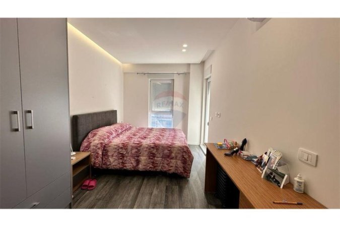 Tirane, jepet me qera apartament 2+1+Ballkon Kati 4, 100 m² 600 € (Frosina plaku)