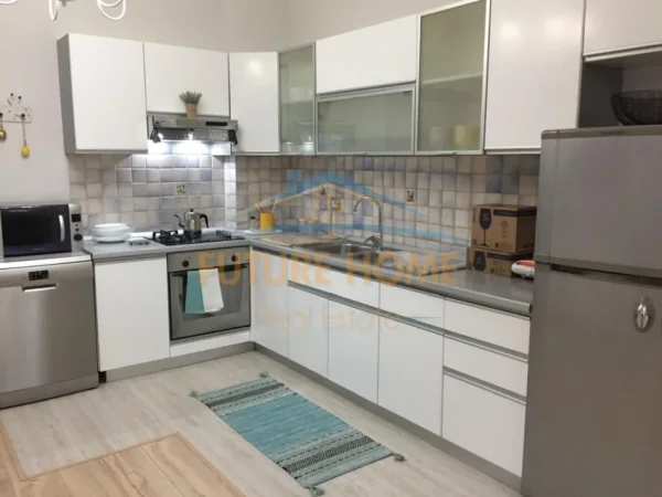 Tirane, jepet me qera apartament 2+1 Kati 3, 140 m² 900 € (Rruga e Elbasanit)