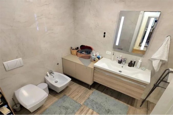 Tirane, jepet me qera apartament 2+1+Ballkon Kati 5, 118 m² 1.451 € (Delijorgj)