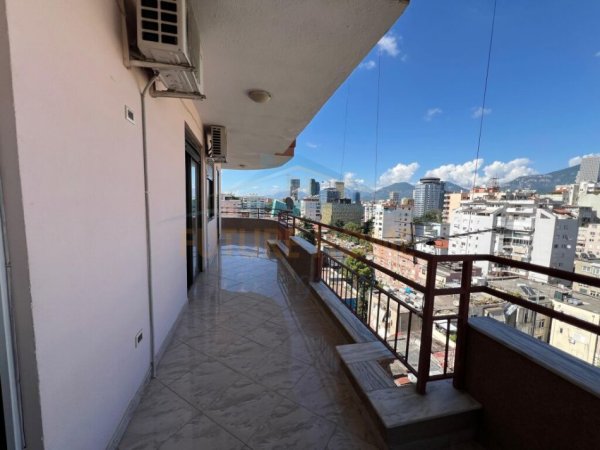 Tirane, jepet me qera apartament 2+1 Kati 8, 160 m² 800 € (Blloku)