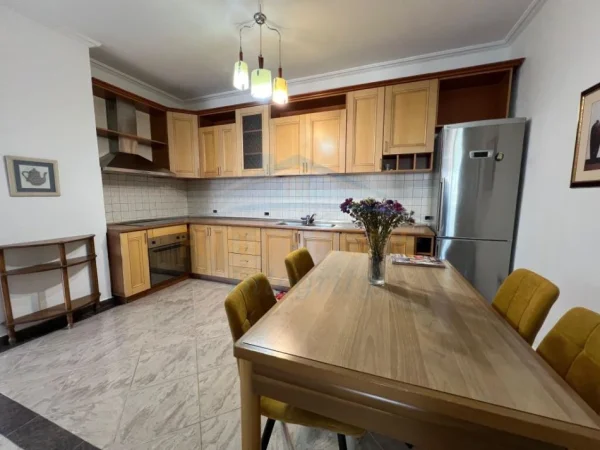 Tirane, jepet me qera apartament 2+1 Kati 8, 160 m² 800 € (Blloku)