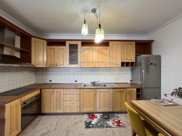 Tirane, jepet me qera apartament 2+1 Kati 8, 160 m² 800 € (Blloku)
