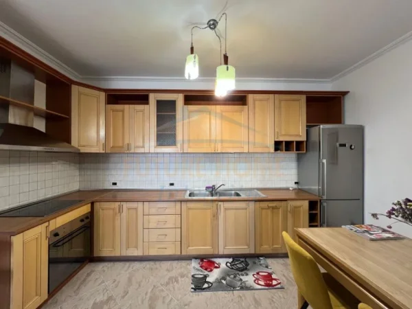 Tirane, jepet me qera apartament 2+1 Kati 8, 160 m² 800 € (Blloku)