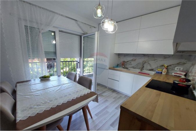 Tirane, jepet me qera apartament 2+1+Ballkon Kati 4, 111 m² 700 € (Hoxha Tasim)