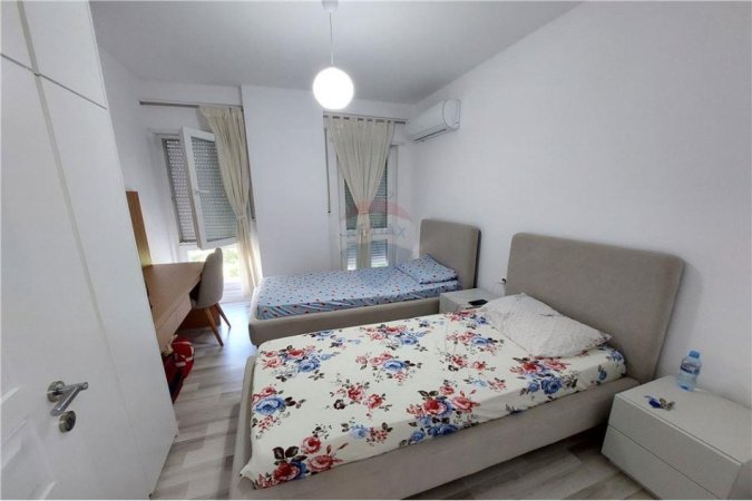 Tirane, jepet me qera apartament 2+1+Ballkon Kati 4, 111 m² 700 € (Hoxha Tasim)