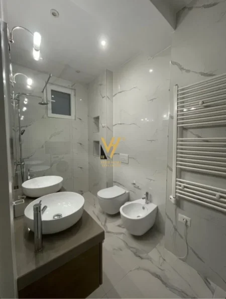 Tirane, jepet me qera apartament 2+1+Ballkon Kati 2, 83 m² 750 € (PORCELAN)