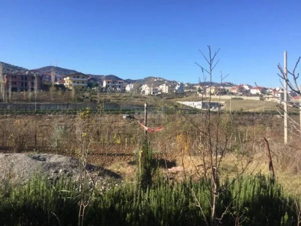 Tirane, shes truall , 1.200 m² (SAUK)