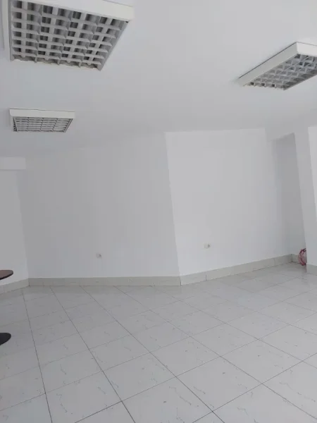 Tirane, jap me qera dyqan Kati 1, 28 m² 280 € (KRISTAL CENTER)