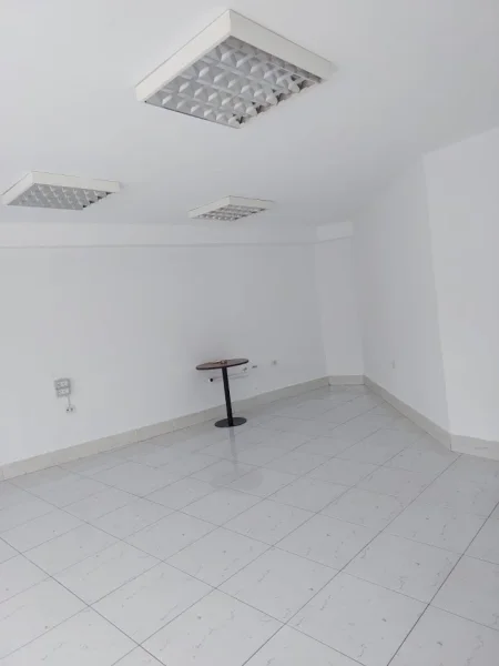 Tirane, jap me qera dyqan Kati 1, 28 m² 280 € (KRISTAL CENTER)