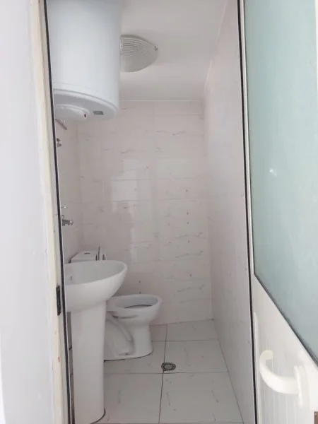 Tirane, jap me qera dyqan Kati 1, 28 m² 280 € (KRISTAL CENTER)