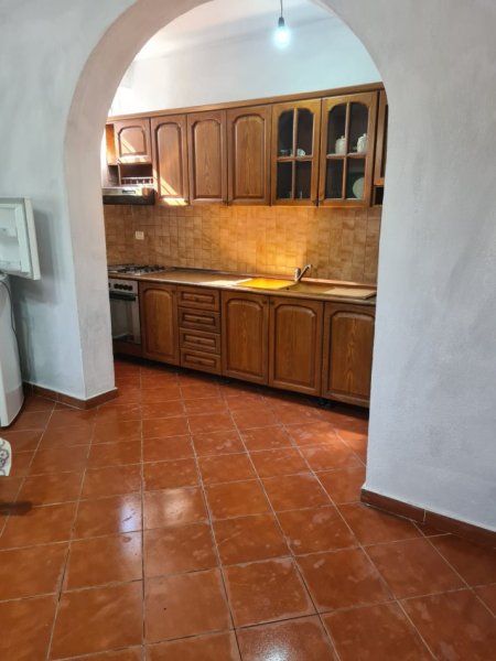 Tirane, jap me qera apartament 1+1 Kati 1, 70 m² 300 € (JORDAN MISJA)