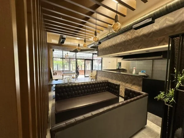 Tirane, jepet me qera lokal Kati 0, 100 m² 800 € (GOLDEN PARK)