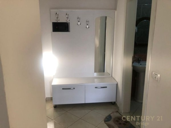 Tirane, jepet me qera apartament 2+1 Kati 2, 75 m² 400 € (fresku)