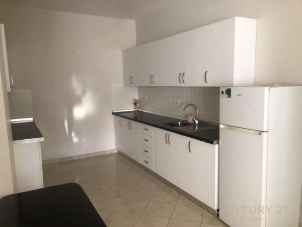 Tirane, jepet me qera apartament 2+1 Kati 2, 75 m² 400 € (fresku)