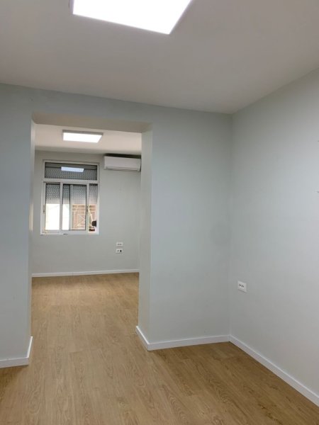 Shqiperi, jepet me qera zyre Kati 2, 36 m² 400 € (LIBRI UNIVERSITAR BLLOK)