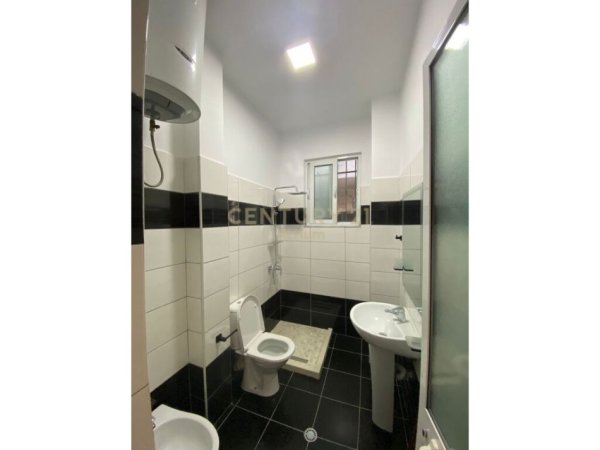 Tirane, jepet me qera apartament 1+1 Kati 1, 80 m² 450 € (rruga 5 maj)