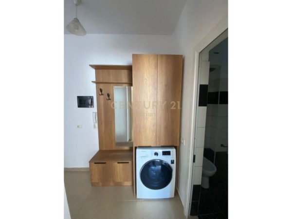 Tirane, jepet me qera apartament 1+1 Kati 1, 80 m² 450 € (rruga 5 maj)