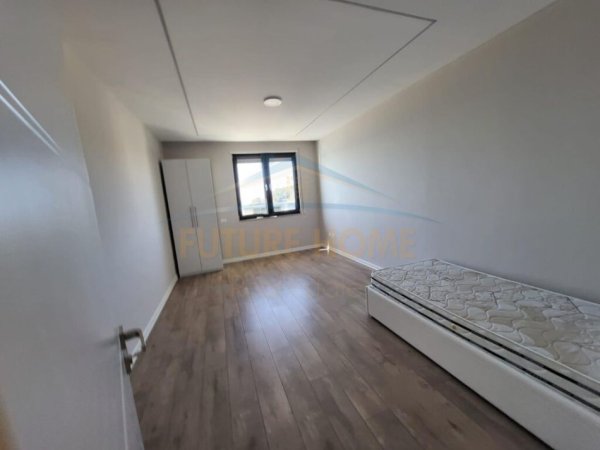 Durres, jepet me qera apartament 2+1 Kati 17, 120 m² 900 € (Durres)