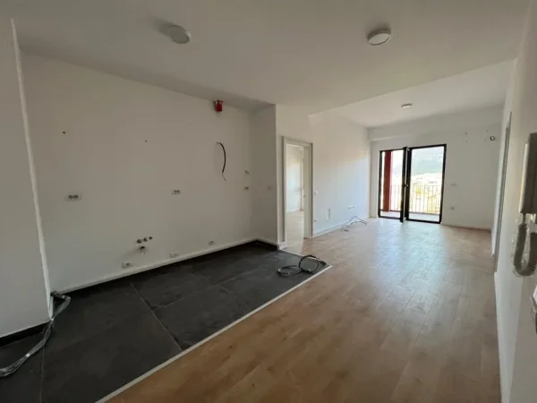 Tirane, jepet me qera ambjent biznesi Kati 13, 110 m² 1.500 € (Rruga e kavajes, Garden Building)
