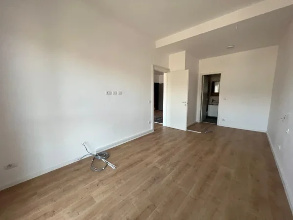 Tirane, jepet me qera ambjent biznesi Kati 13, 110 m² 1.500 € (Rruga e kavajes, Garden Building)