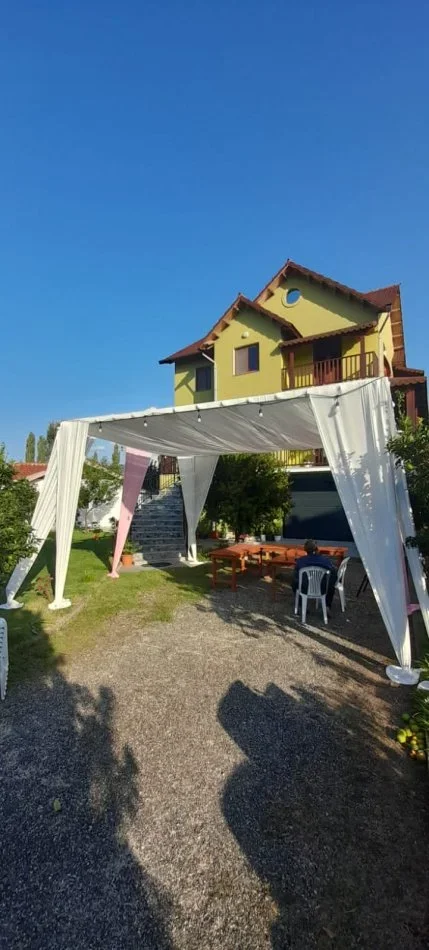Tirane, ofroj Tenda tavolina karrige me qera