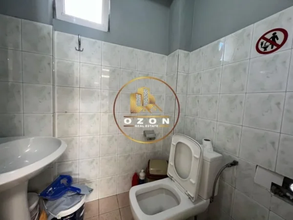 Ambient Biznesi në Shitje, Rruga e Durrësit, Përballë Shkollës Qemal Stafa!