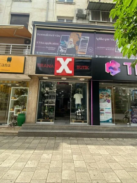 Tirane, shitet biznesi me rroba per meshkuj. Kati 1, 50 m² (21 DHJETORI, rruga Muhamet Gjollesha)